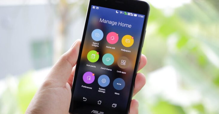 Ein Smartphone-Bildschirm zeigt ein Menü zur Verwaltung des Startbildschirms mit verschiedenen Icons wie Apps & Widgets, Wallpaper und Systemeinstellungen – ein Screenshot vom ASUS Handy